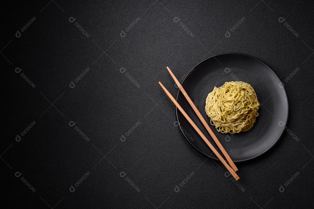 Massa Capellini ou macarrão com molho pesto, sal e especiarias