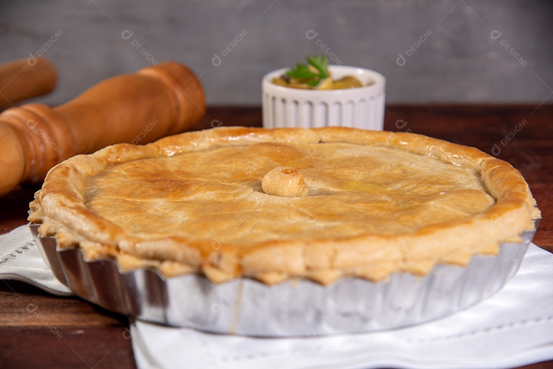 Empadão de frango sobre uma mesa