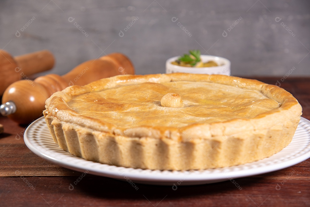 Torta de frango sobre uma mesa