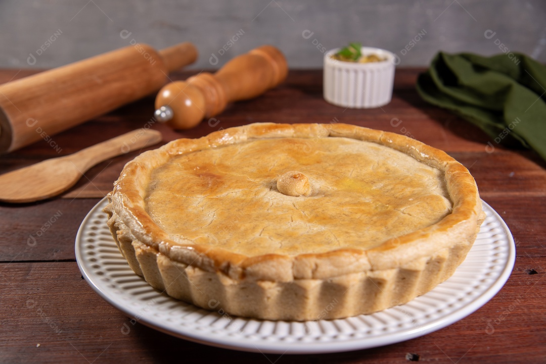 Prato com torta de frango encima