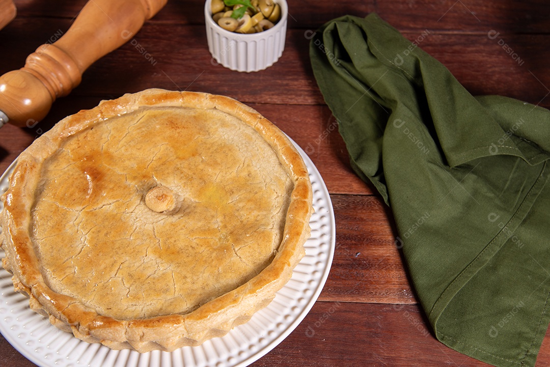 Torta de frango sobre prato branco