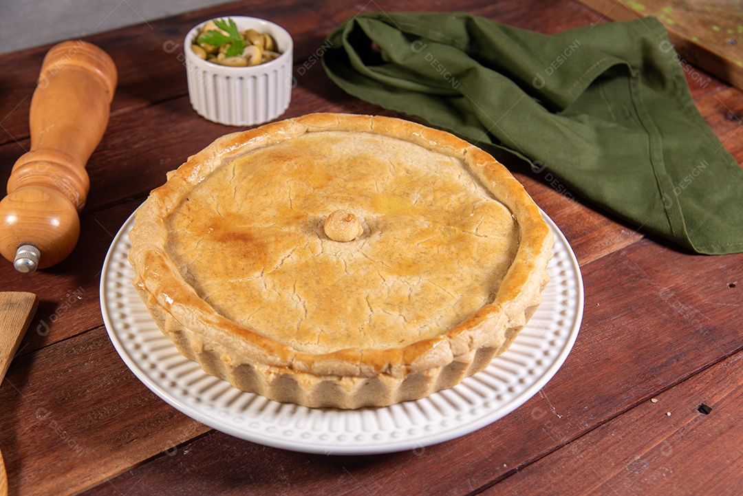 Torta de frango sobre uma mesa de madeira