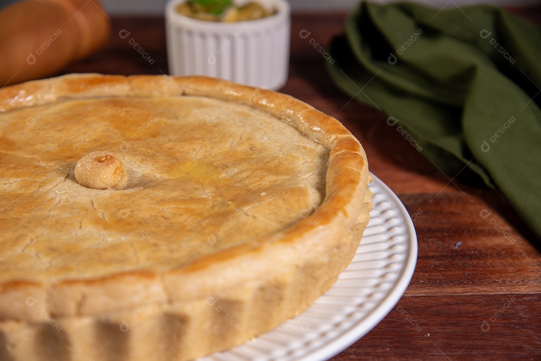 Torta de frango sobre uma mesa de madeira