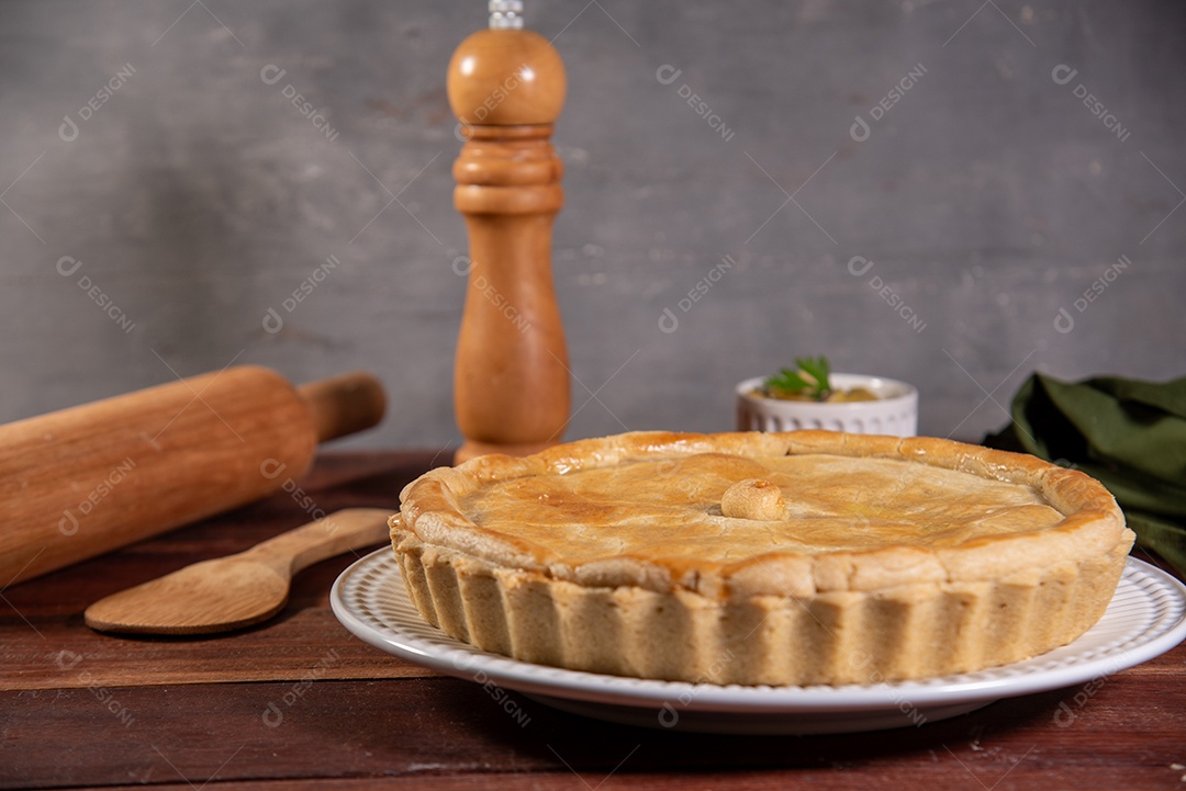 Torta de frango sobre uma mesa de madeira