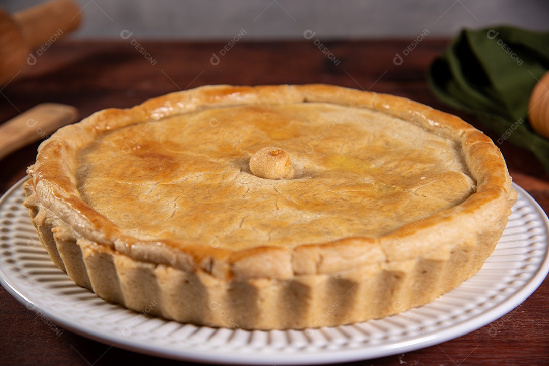 Prato com torta de frango encima