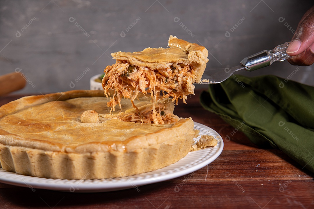 Colher com pedaço de torta de frango