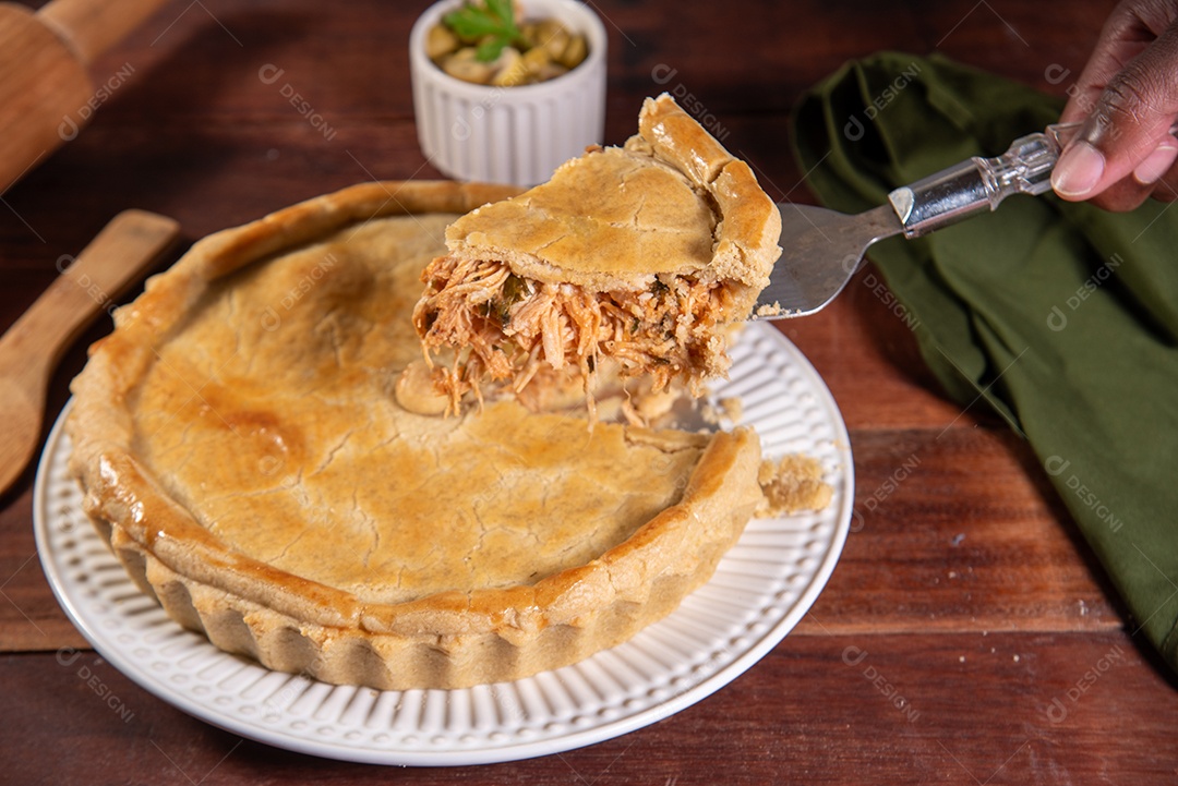 Mão tirando fatia de torta