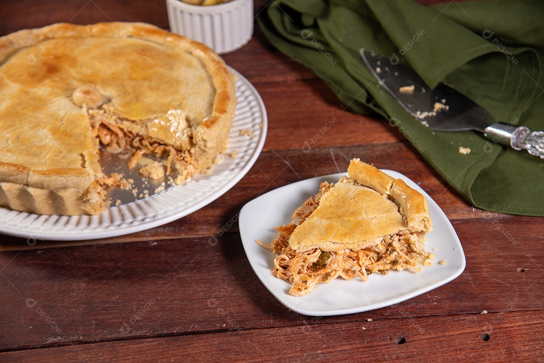 Torta de frango com fatia cortada