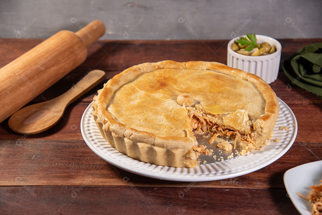 Torta de frango com fatia cortada