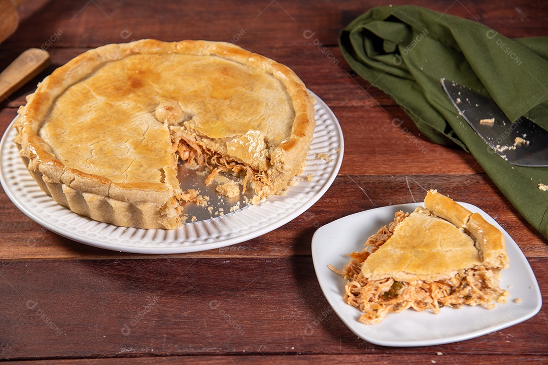 Torta de frango com fatia cortada