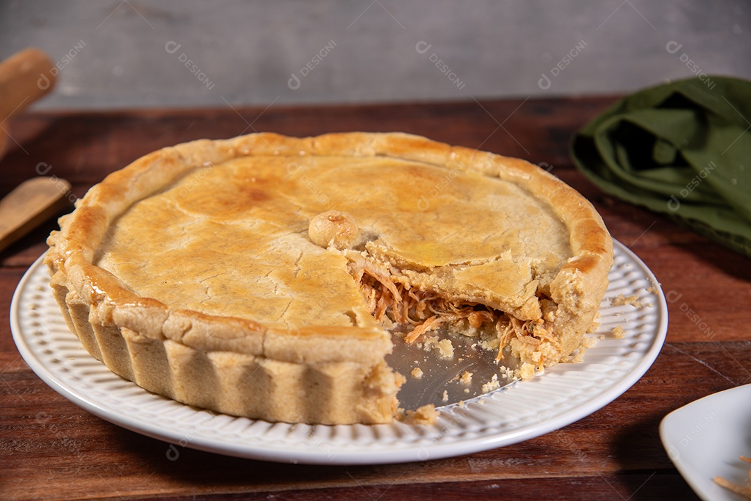 Torta de frango com fatia cortada