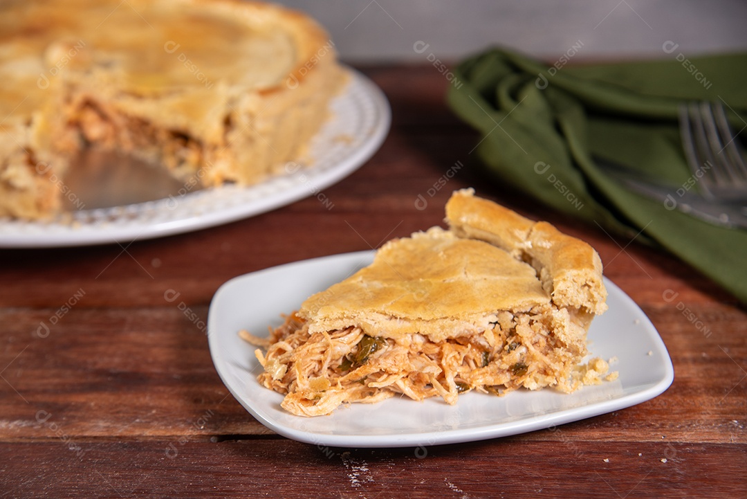 Empadão de frango cremoso fatia