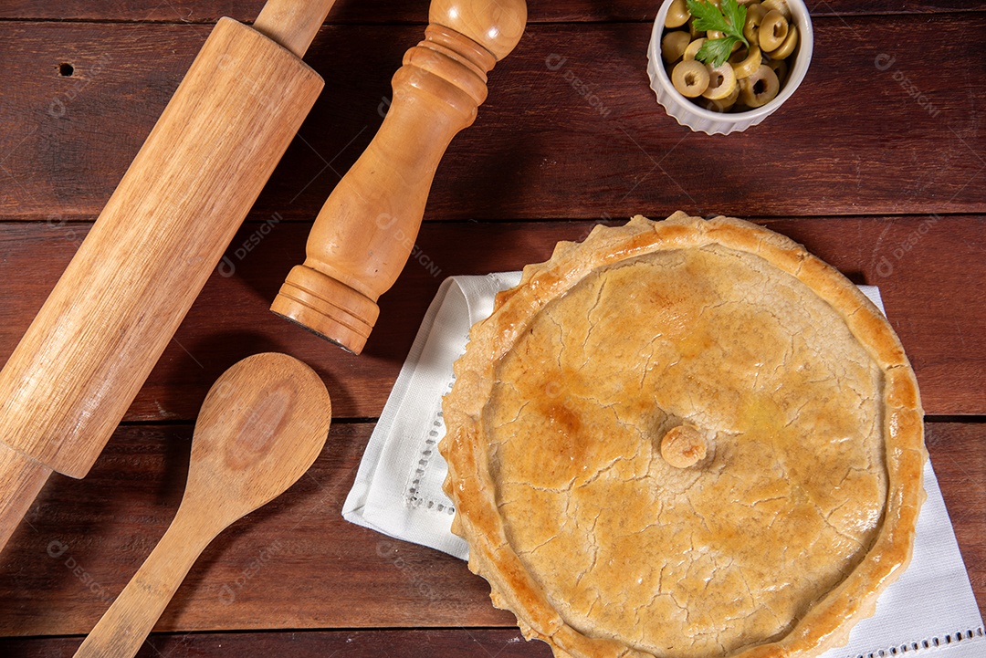 Torta de frango sobre uma mesa de madeira