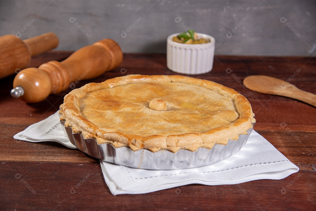 Torta na mesa de madeira rústica