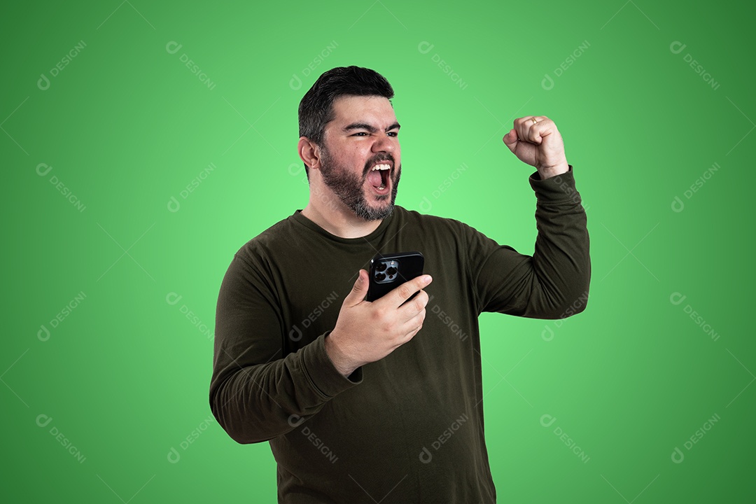 Fundo esmeralda, homem em pé, cintura para cima, chroma key, dentro de casa.