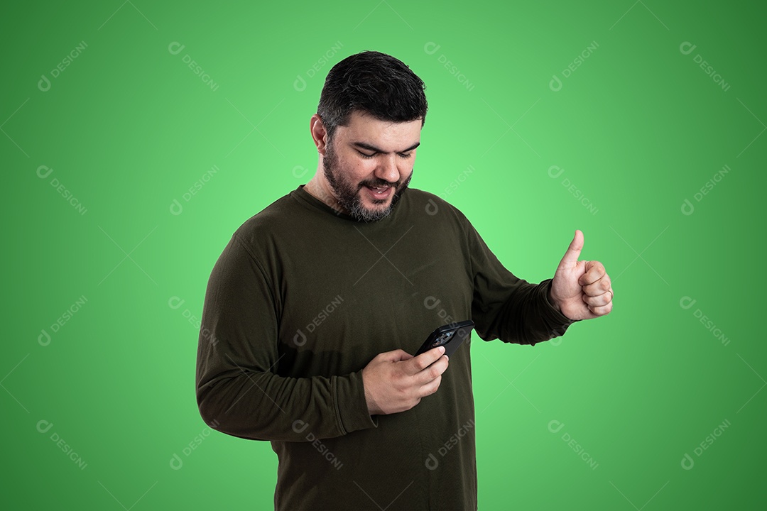 Homem de suéter verde gesticulando no fundo verde do estúdio.