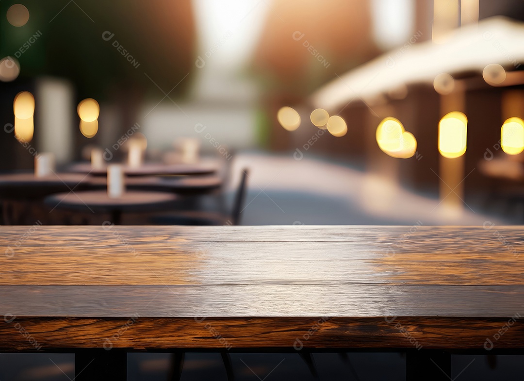 A mesa de madeira escura no café com fundo desfocado com espaço de cópia