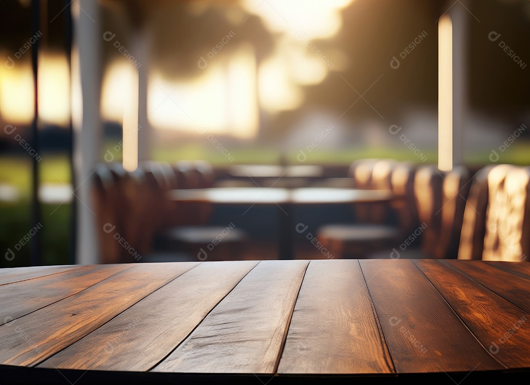 A mesa de madeira escura no café com fundo desfocado com espaço de cópia