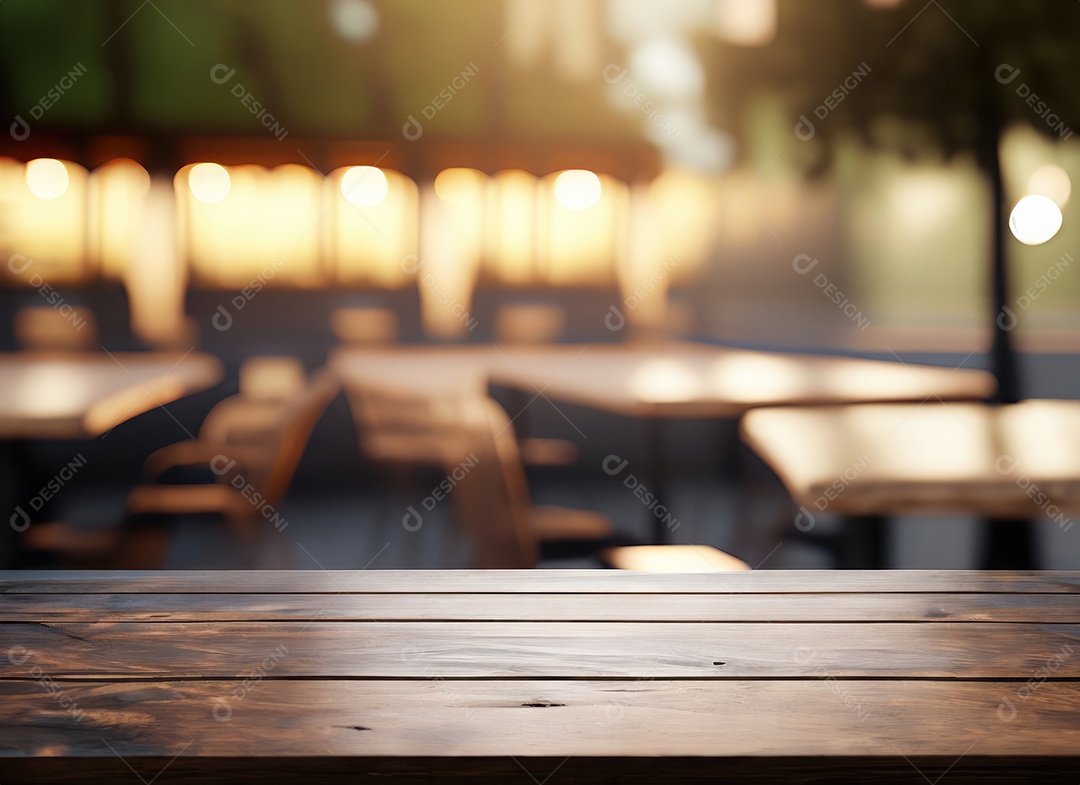A mesa de madeira escura no café com fundo desfocado com espaço de cópia