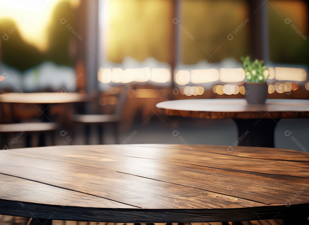 A mesa de madeira escura no café com fundo desfocado com espaço de cópia