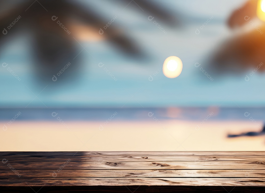 A mesa de madeira escura no café com fundo desfocado