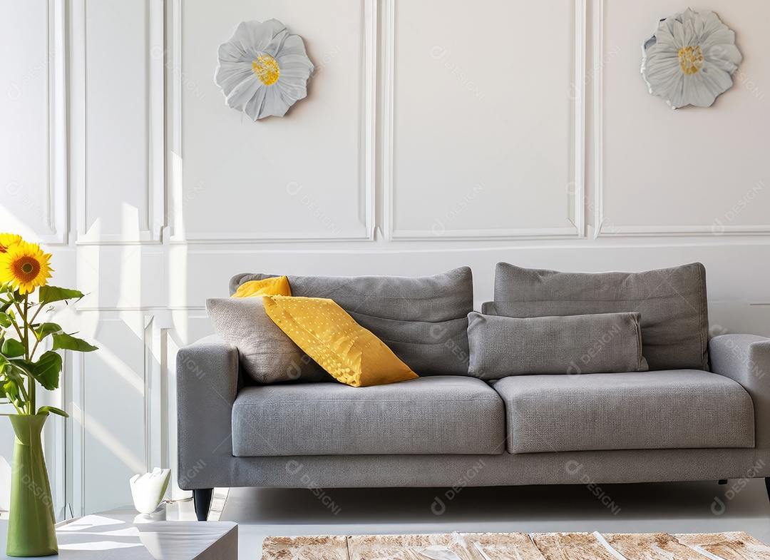 Sofás cinza aconchegantes e vaso com lindos girassóis