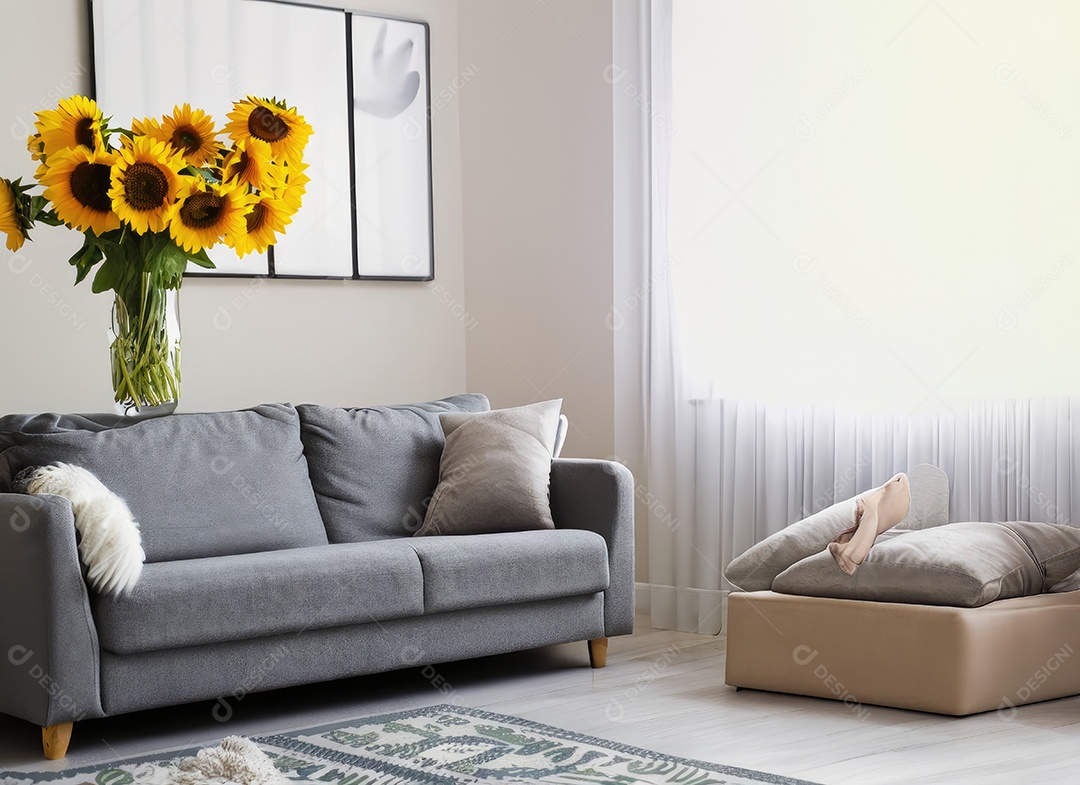 Sofás cinza aconchegantes e vaso com lindos girassóis