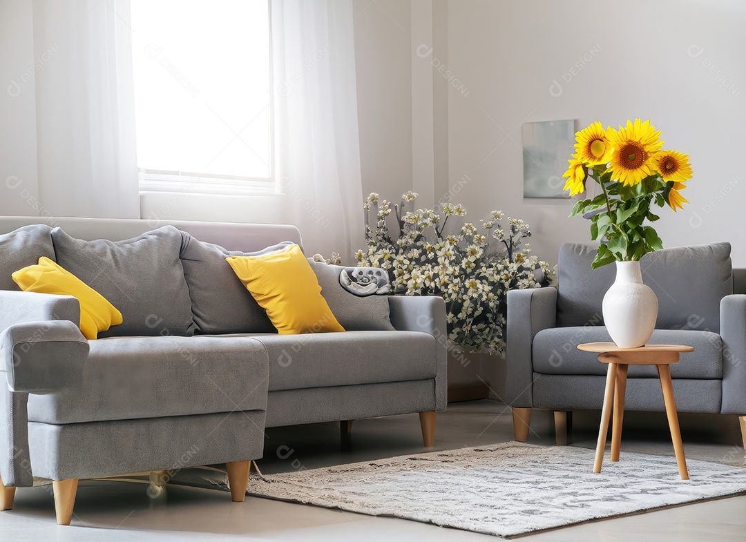 Sofás cinza aconchegantes e vaso com lindos girassóis
