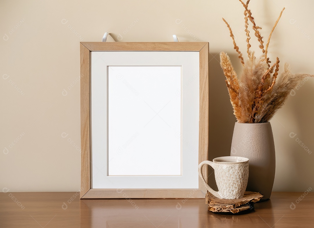 Maquete de porta-retratos de madeira vazia pendurada no fundo da parede bege