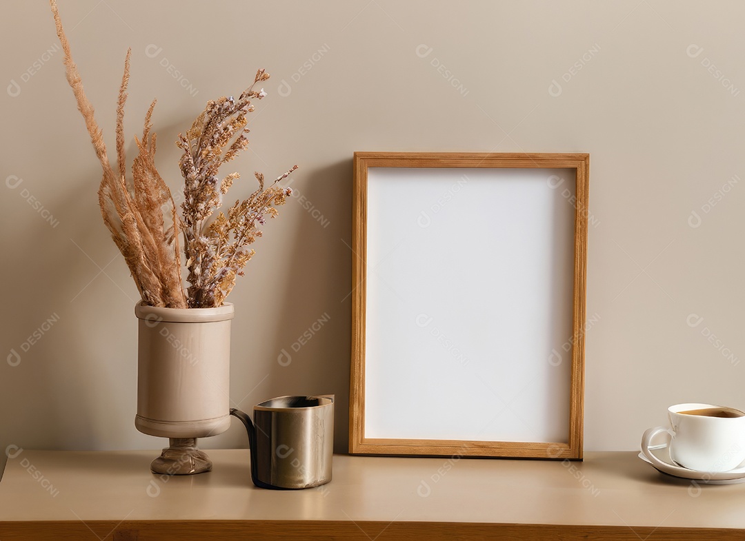 Maquete de porta-retratos de madeira vazia pendurada no fundo da parede bege