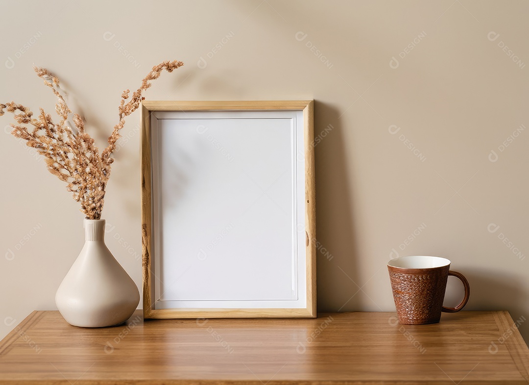 Maquete de porta-retratos de madeira vazia pendurada no fundo da parede bege