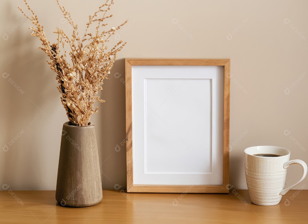 Maquete de porta-retratos de madeira vazia pendurada no fundo da parede bege