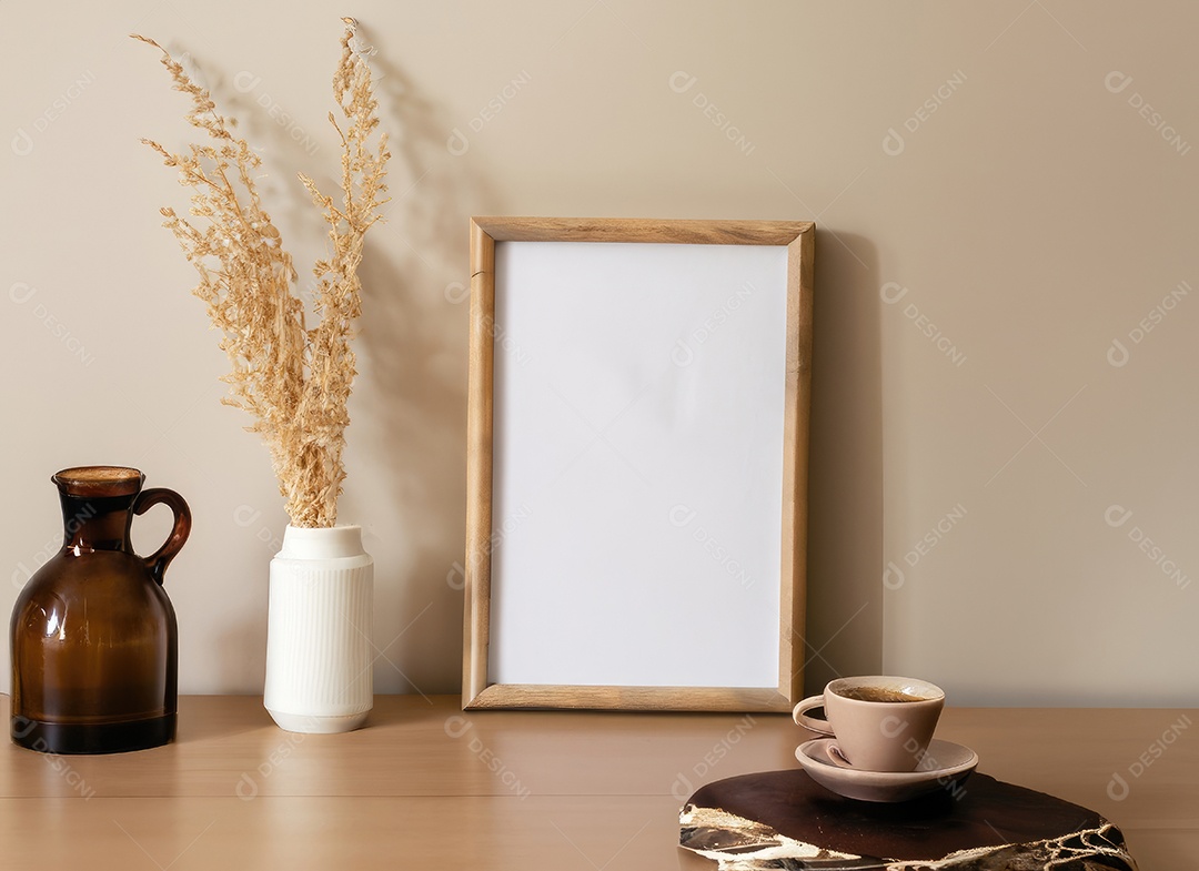 Maquete de porta-retratos de madeira vazia pendurada no fundo da parede bege