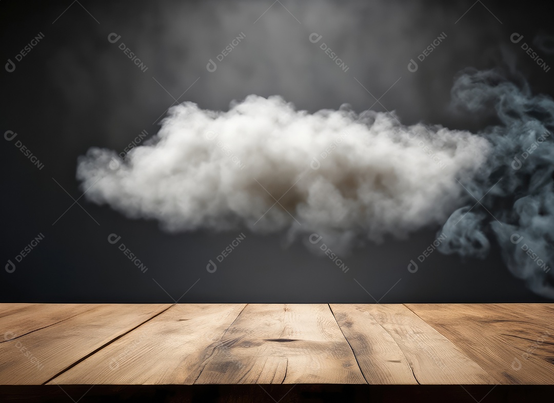Mesa de madeira vazia com fumaça de nuvem flutuando em fundo escuro