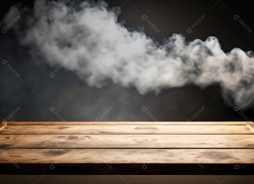 Mesa de madeira vazia com fumaça de nuvem flutuando em fundo escuro