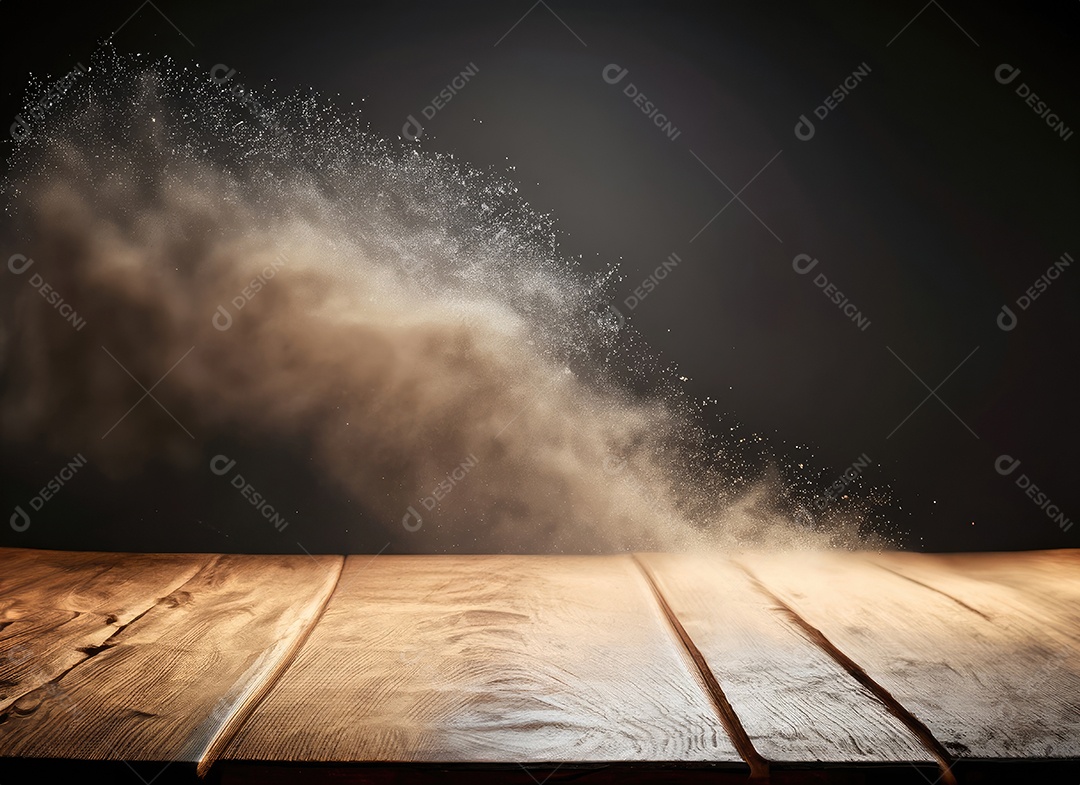 Mesa de madeira vazia com fumaça de nuvem flutuando em fundo escuro