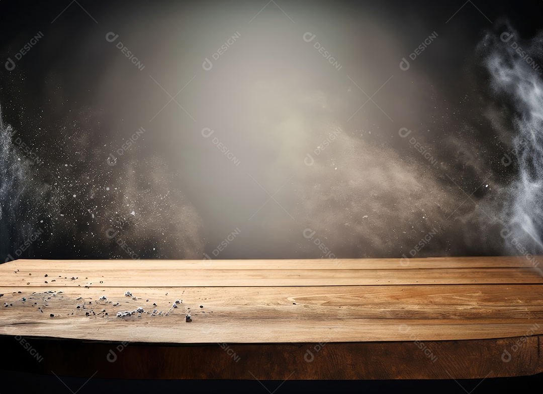 Mesa de madeira vazia com fumaça de nuvem flutuando em fundo escuro