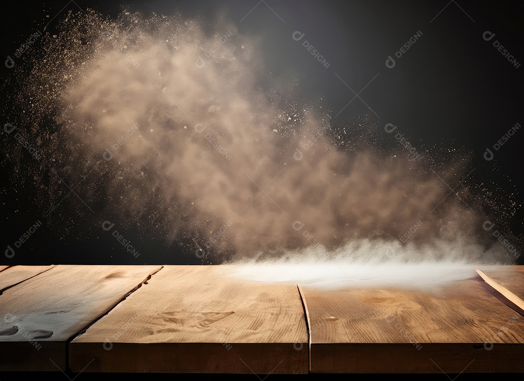 Mesa de madeira vazia com fumaça de nuvem flutuando em fundo escuro