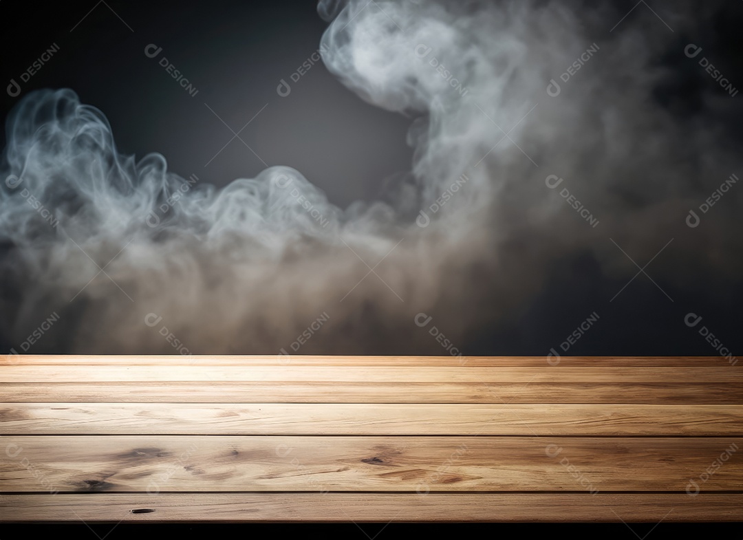 Mesa de madeira vazia com fumaça de nuvem flutuando em fundo escuro