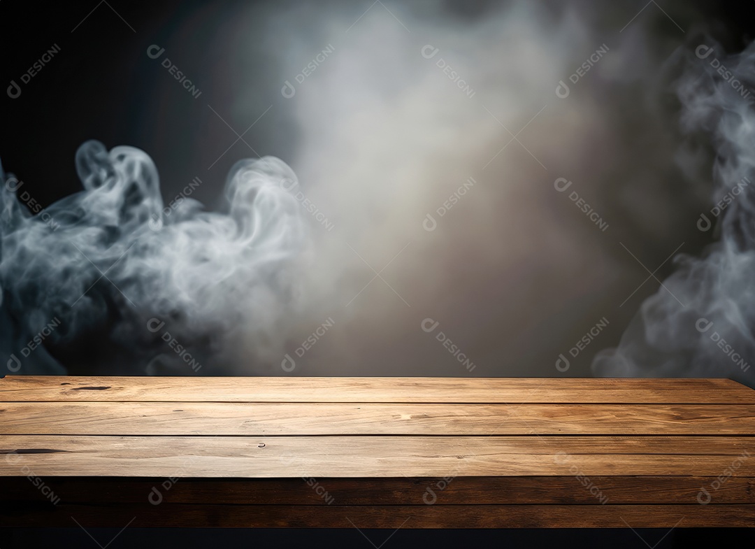 Mesa de madeira vazia com fumaça de nuvem flutuando em fundo escuro