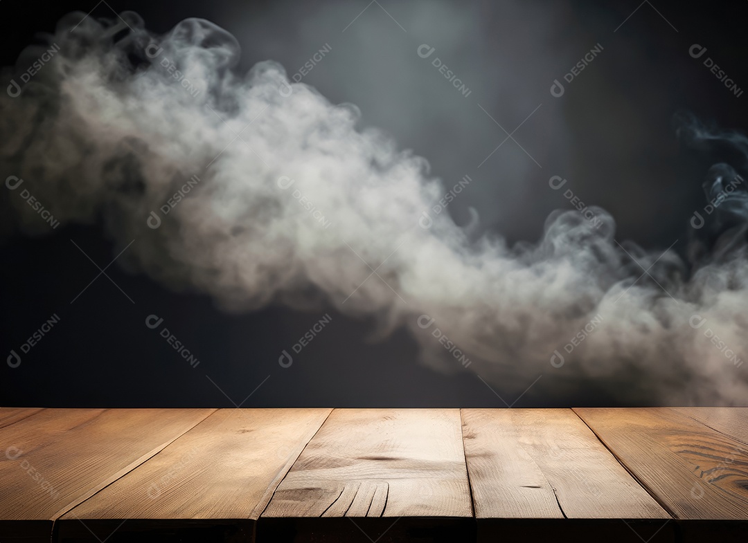 Mesa de madeira vazia com fumaça de nuvem flutuando em fundo escuro