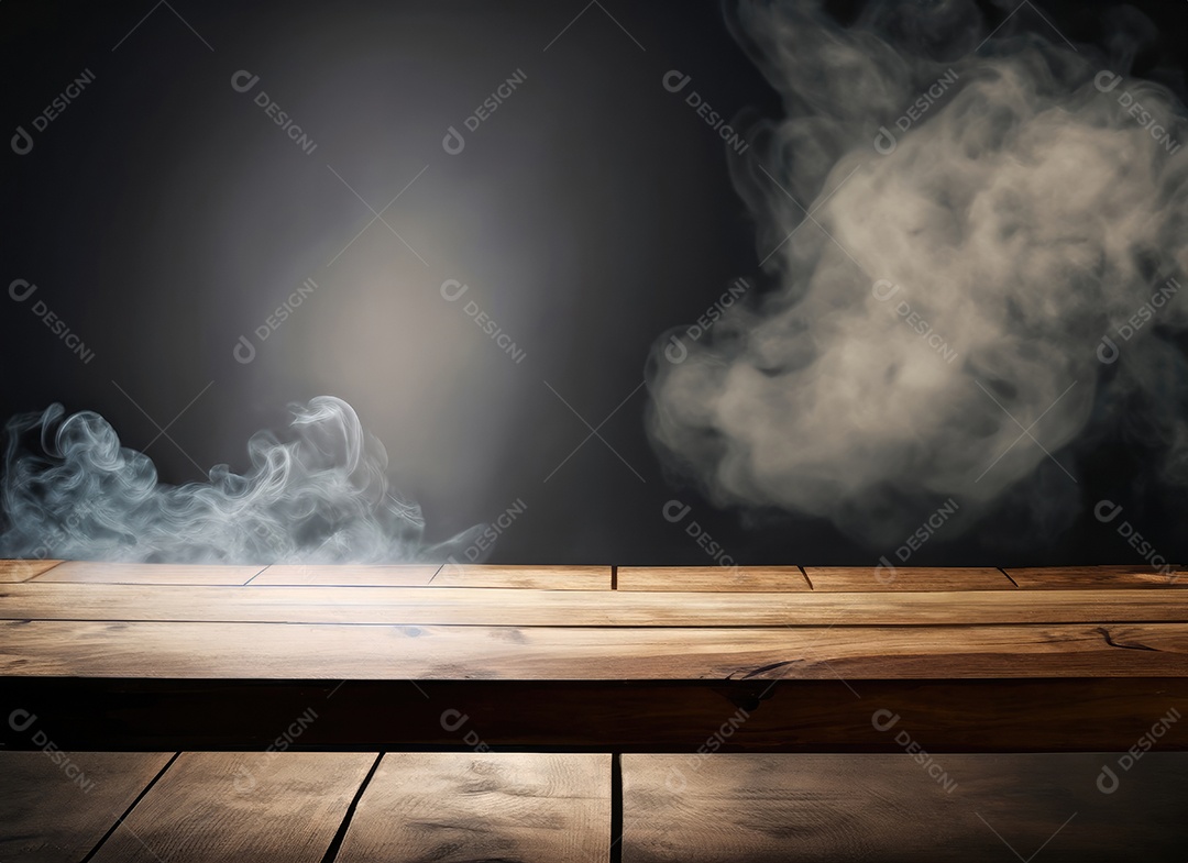 Mesa de madeira vazia com fumaça de nuvem flutuando em fundo escuro