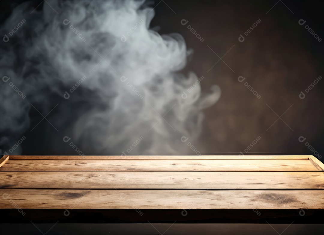 Mesa de madeira vazia com fumaça de nuvem flutuando em fundo escuro