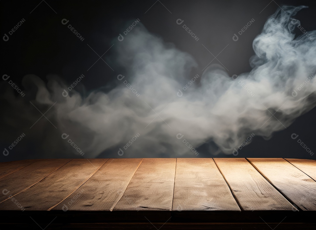 Mesa de madeira vazia com fumaça de nuvem flutuando em fundo escuro