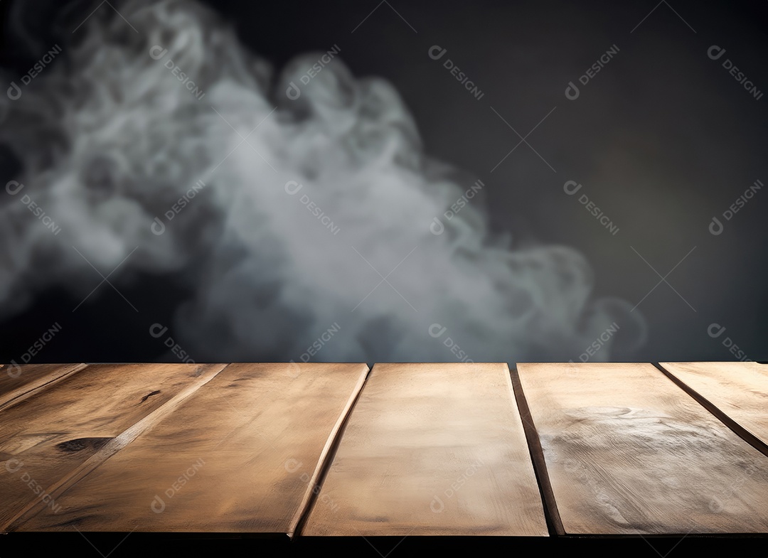 Mesa de madeira vazia com fumaça de nuvem flutuando em fundo escuro