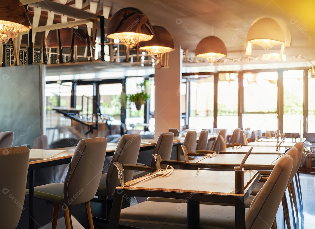 Design de interiores vazio de restaurante moderno e espaço aberto com reflexo de lente durante o dia