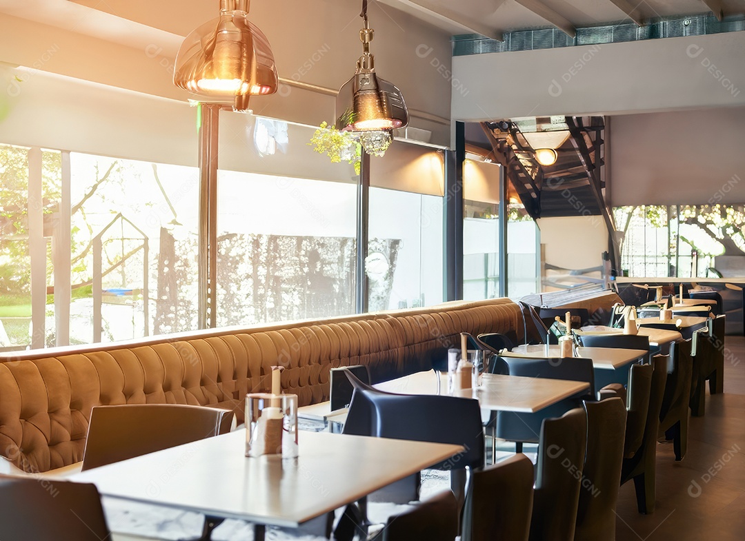 Design de interiores vazio de restaurante moderno e espaço aberto com reflexo de lente durante o dia