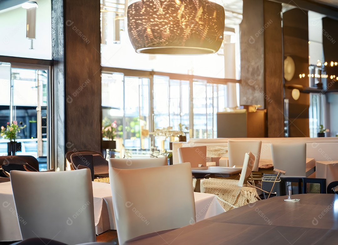 Design de interiores vazio de restaurante moderno e espaço aberto com reflexo de lente durante o dia
