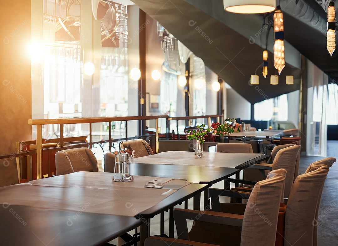Design de interiores vazio de restaurante moderno e espaço aberto com reflexo de lente durante o dia