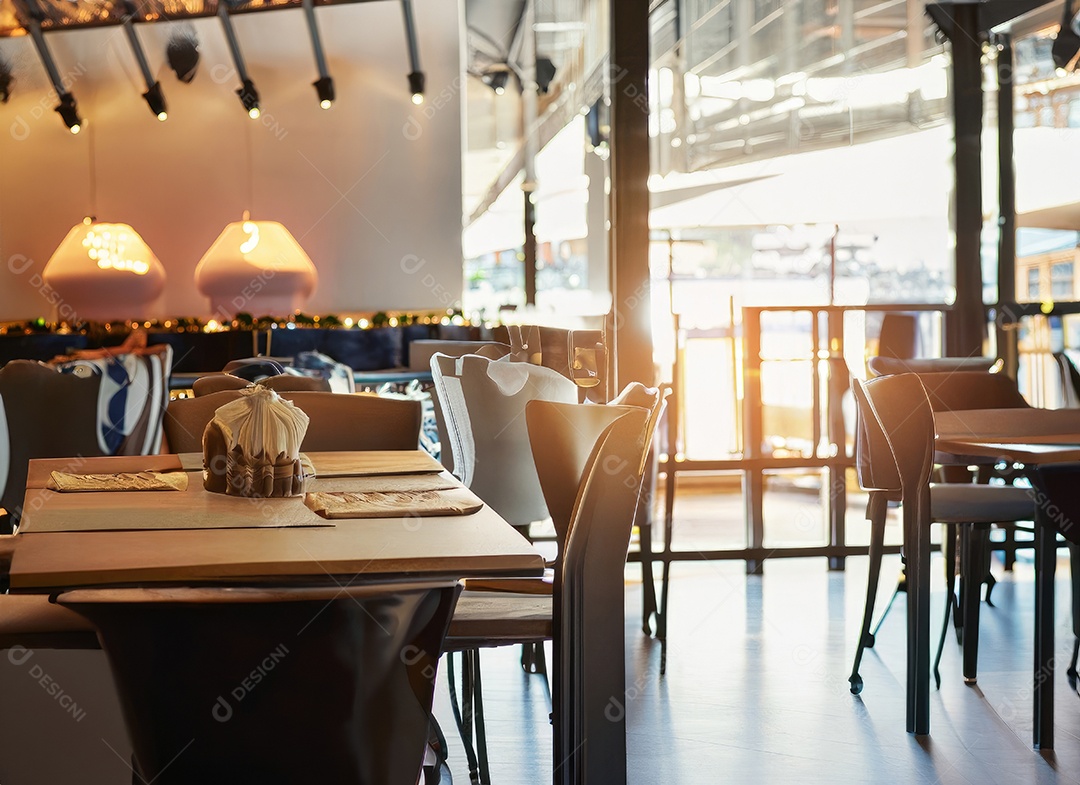 Design de interiores vazio de restaurante moderno e espaço aberto com reflexo de lente durante o dia